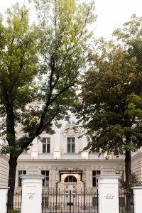 维也纳Zola Hotel - Palais de Bohème Adults Only的前面有树木的白色房子