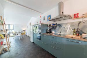 拉罗谢尔le Gabut vue port的厨房配有蓝色橱柜和台面