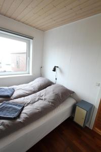 托尔斯港Modern apartment near beach, marina & city centre的一间卧室设有一张床和一个窗口