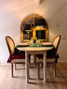 吉维尼Le petit nid d'aigle - Giverny的餐桌、椅子和绿桌