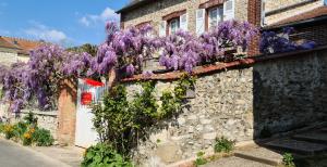 吉维尼Le petit nid d'aigle - Giverny的建筑的侧面是紫色的紫藤