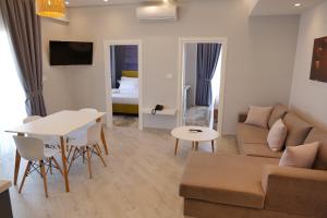 卡萨米尔Blue Water Hotel Ksamil的客厅配有沙发和桌子
