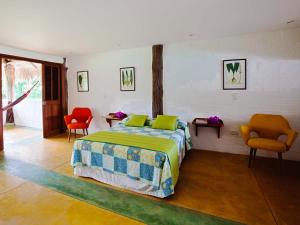 比亚维森西奥希纳卢卡嘉尼酒店的一间卧室配有一张床和两把椅子
