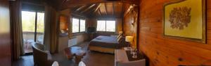 贝尔格拉诺将军镇Chalet Suisse Posada & SPA - Adults only的小木屋内一间卧室,配有一张床