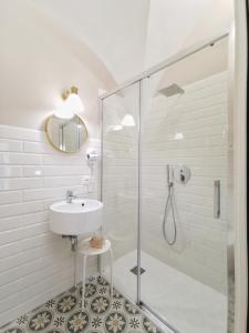墨西拿Opera Relais 85的白色的浴室设有水槽和淋浴。