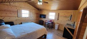 霍布斯Stateline Cabin的木制客房内的一间卧室,配有一张床
