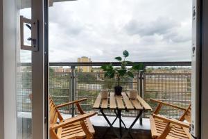 伦敦Cozy Hackney Apartment的阳台上的桌子上放着盆栽植物