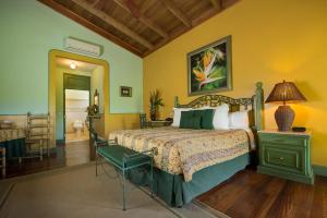 图里亚尔瓦Hotel Casa Turire的卧室配有1张床、1张桌子和1把椅子