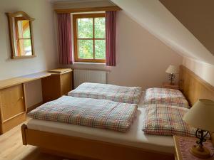 KrakauschattenFerienhaus Alpenblick的一间卧室设有两张床和窗户。