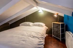 威廉斯塔德CityLife Apartments in historic Willemstad - 2 bedroom apartment with attic - O的一张带白色床单和枕头的床