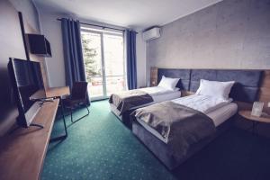 蒂米什瓦拉Villa Rosa的酒店客房设有两张床和电视。