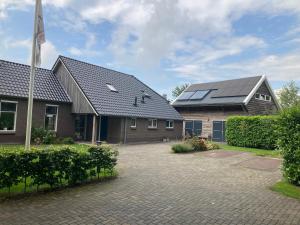 BeilenBed & Breakfast Beilerhorst的顶部设有太阳能电池板的房子