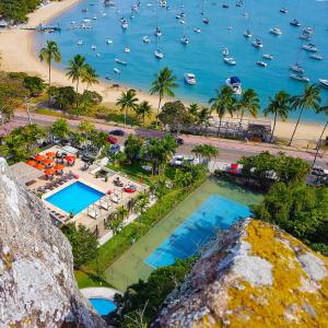 伊利亚贝拉Hotel Itapemar - Ilhabela的享有度假胜地的空中景致,设有海滩和船只