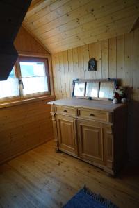 上罗伊特Knuschbrhaisle的小木屋内的厨房,设有窗户