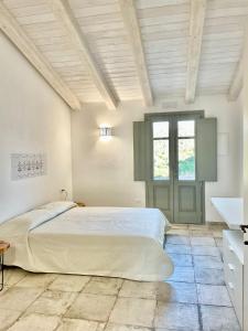 CalangianusTenuta Paltusa的一间卧室设有一张大床和一个窗户。