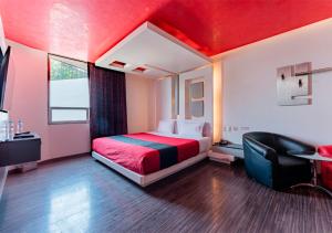 Las ÁnimasHotel Puente Grande的酒店客房,设有床铺和红色天花板