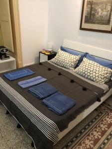 巴勒莫吉尤里奥瑟萨里24号住宿加早餐旅馆的床上有三个蓝色枕头