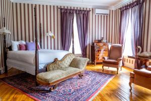 安纳波利斯罗亚尔奎恩安妮酒店的一间卧室配有一张床和一把椅子
