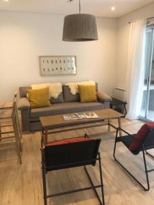 萨尔塔DEPARTAMENTO para 4 personas EN BARRIO CERRADO!!的客厅配有沙发和桌子