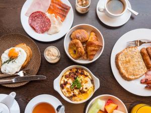 阿德莱德阿德莱德洲际酒店的餐桌,早餐盘和咖啡盘