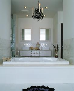 朗布兰奇简易别墅酒店的一间带白色浴缸和吊灯的浴室