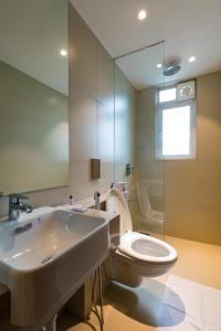 浦那AR Suites Jewels Royale - Koregaon Park NX的一间带水槽、卫生间和镜子的浴室