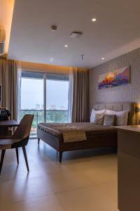 浦那AR Suites Jewels Royale - Koregaon Park NX的一间卧室设有一张大床和一个大窗户