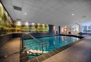 弗洛德罗普鲁尔蒙德沃德普波斯酒店的一座带游泳池的大楼内的大型游泳池