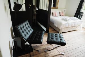 里摩日Maison Durieux的一间卧室配有沙发、一张床和椅子