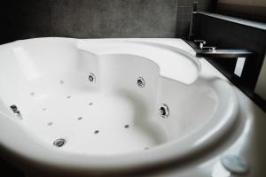 里摩日Maison Durieux的浴室配有白色浴缸及水槽