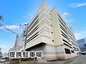 安约马奇Hotel Trend Mikawaanjo的一座白色的大建筑,上面写着