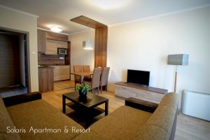 柴尔凯瑟勒Solaris Apartman&Resort的客厅配有沙发和桌子