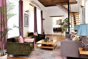 塔林塔林市公寓 - 老城区的客厅配有两张沙发和一张桌子