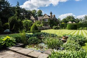 巴斯洛Fischers Baslow Hall - Chatsworth的池塘前的花园