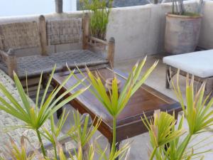 马拉喀什香巴拉庭院旅馆的庭院配有桌椅和植物