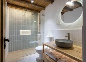 布哈拉Khujra Studios的一间带水槽、卫生间和镜子的浴室