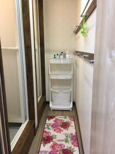 Isawaフクロウの御宿的一间铺有地毯的小浴室
