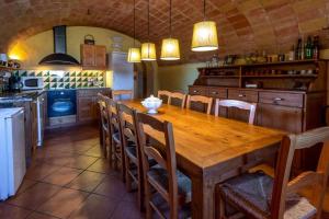TonyaErmita de Santa Llúcia Casa rural histórica的一个带木桌和椅子的大厨房