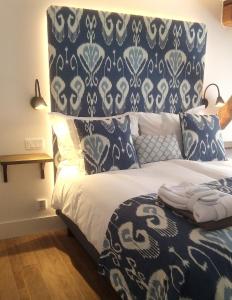 赫尔辛堡Hotel 1622 - Adults only的一张带蓝白色图案床头板的床