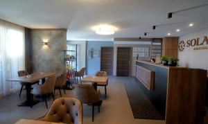 柴尔凯瑟勒Solaris Apartman&Resort的一间带桌椅的餐厅和一间酒吧