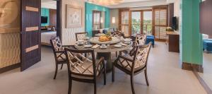 邦劳阿罗纳海滩赫纳度假村的一间用餐室,在房间内配有桌椅
