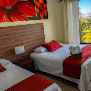 塔巴贝拉基多拉斯梅塞德斯机场酒店的酒店客房设有两张床和窗户。
