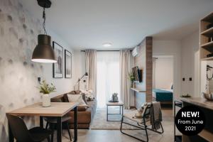 圣马丁娜穆里Premium Apartments Terme Sveti Martin的客厅配有桌子和沙发