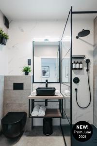 圣马丁娜穆里Premium Apartments Terme Sveti Martin的一间带水槽和淋浴的浴室