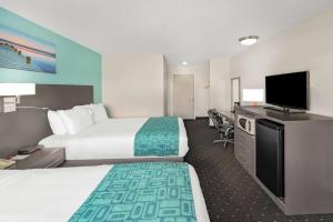 加纳诺克豪生加纳诺克酒店的酒店客房设有两张床和一台平面电视。