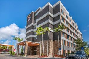 达尼亚滩Comfort Suites Fort Lauderdale Airport & Cruise Port的一座棕榈树建筑