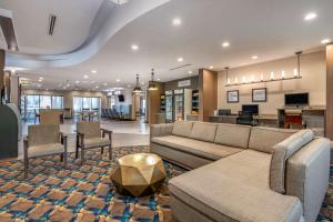 达尼亚滩Comfort Suites Fort Lauderdale Airport & Cruise Port的客厅配有沙发和桌子