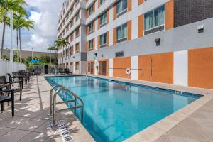 达尼亚滩Comfort Suites Fort Lauderdale Airport & Cruise Port的大楼前的游泳池