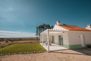 赞布热拉-杜马尔Casas da Lupa的白色的小房子,设有门廊