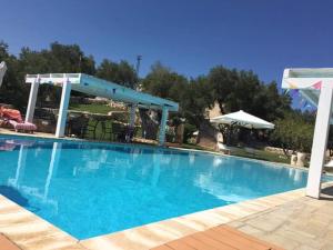 奥斯图尼Casetta Letizia的一个带凉亭的大型蓝色游泳池